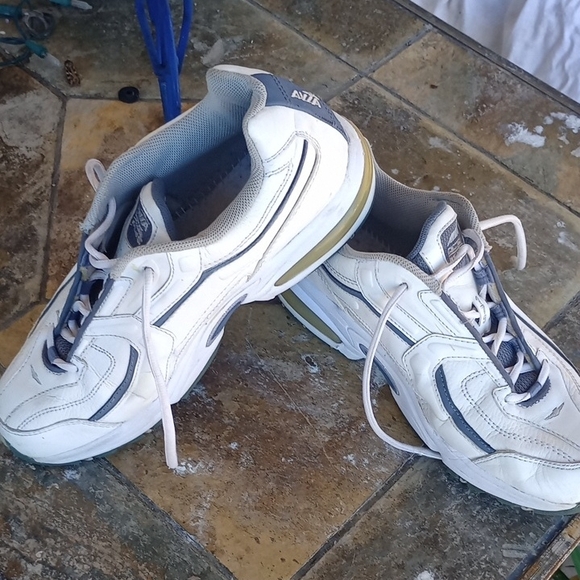 Avia Women's White and Navy Athletic Shoes 8 - Picture 4 of 8